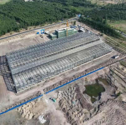 Edificio prefabbricato con struttura in acciaio assemblato con bulloni, officina industriale, magazzino logistico, impianto con lucernario a soppalco con trave gru e sistema di drenaggio per l'edilizia industriale