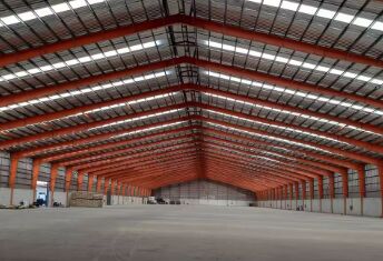 Capannone prefabbricato modulare in acciaio per applicazioni industriali e commerciali, dimensioni personalizzate, struttura durevole, resistente agli agenti atmosferici, per impianti di produzione, logistica, magazzini, capannoni agricoli