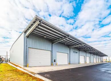 Costruzione prefabbricata della fabbrica del magazzino della struttura d'acciaio della struttura del portale leggero prefabbricato Q345B Q355B Installazione del produttore Unità di stoccaggio in metallo prefabbricata Soluzione di stoccaggio salvaspazio impermeabile