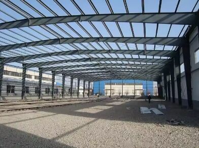 Magazzino prefabbricato con struttura in acciaio, edificio industriale con struttura in metallo, capannone di stoccaggio ad ampia portata, fabbrica di logistica commerciale