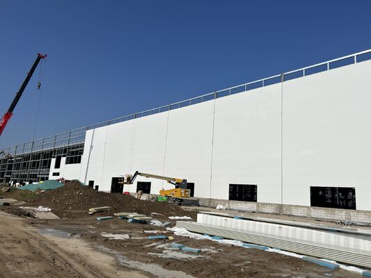 Struttura di connessione bullonata industriale con struttura in acciaio di dimensioni personalizzate per il magazzino di carico dell'officina di fabbrica e la costruzione della zona di lavorazione